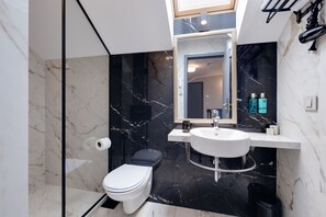 Shower, free toiletries, hair dryer, bathrobes - Hotel Meridian (Cluj-Napoca)