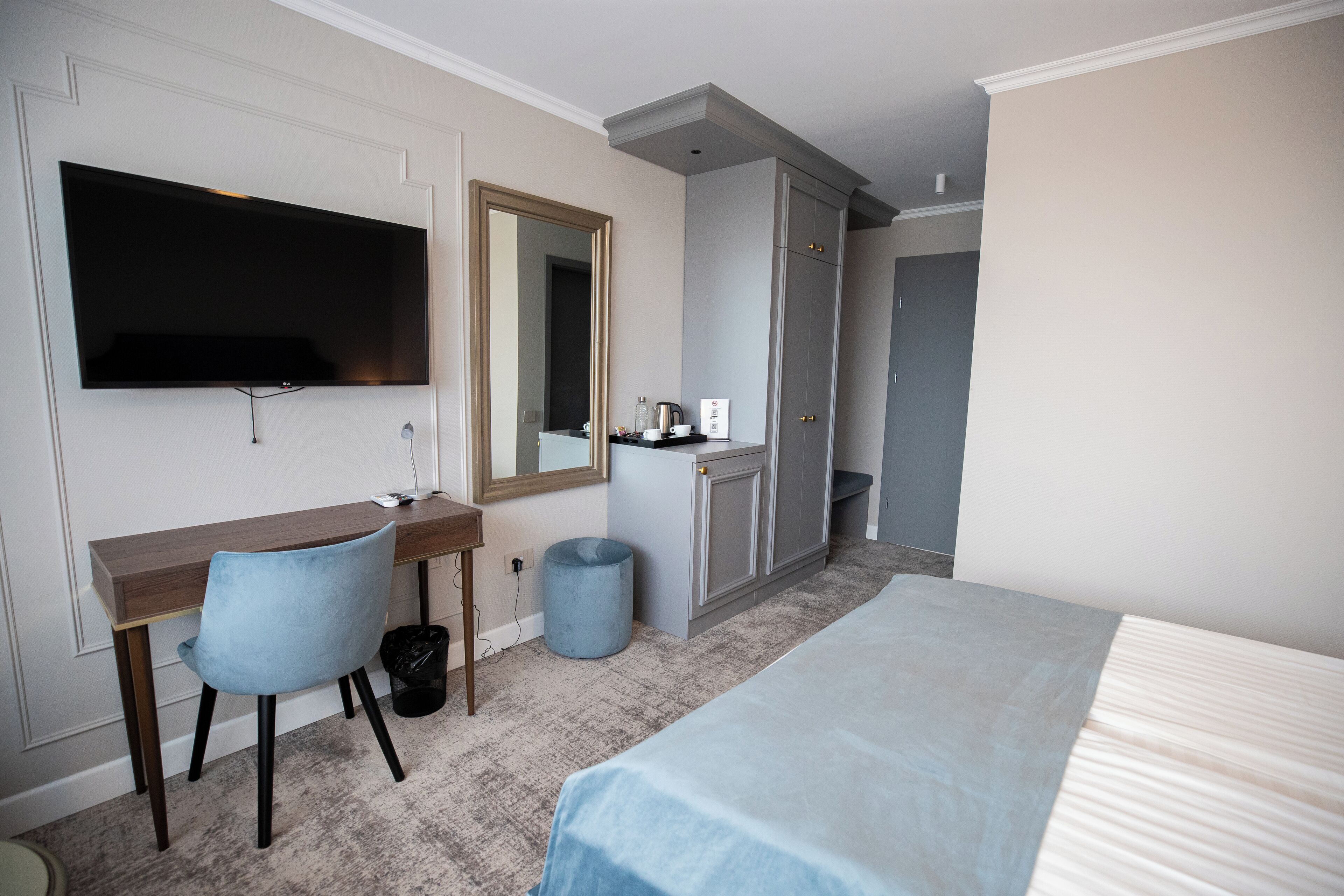 standard double room, 1 queen bed | 1 bedroom, minibar, in-room safe, desk