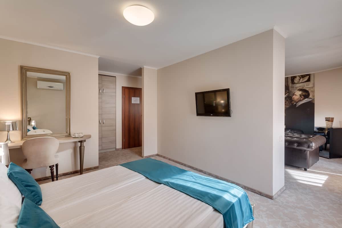 Minibar, Zimmersafe, Schreibtisch, laptopgeeigneter Arbeitsplatz