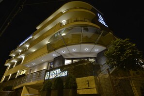 Front of property – evening/night - Hotel Meridian (Cluj-Napoca)