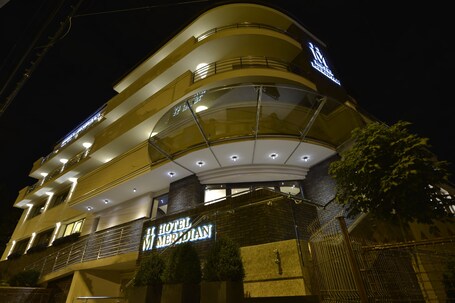 Fachada de la propiedad por la tarde o noche