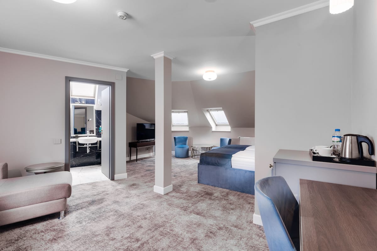 Un apartamento moderno con sala de estar, kitchenette y un dormitorio con tragaluz.
