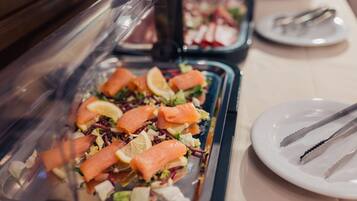 每日供應自助早餐 (每人 EUR10)