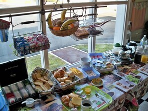 Desayuno a la carta diario (EUR 6.5 por persona)