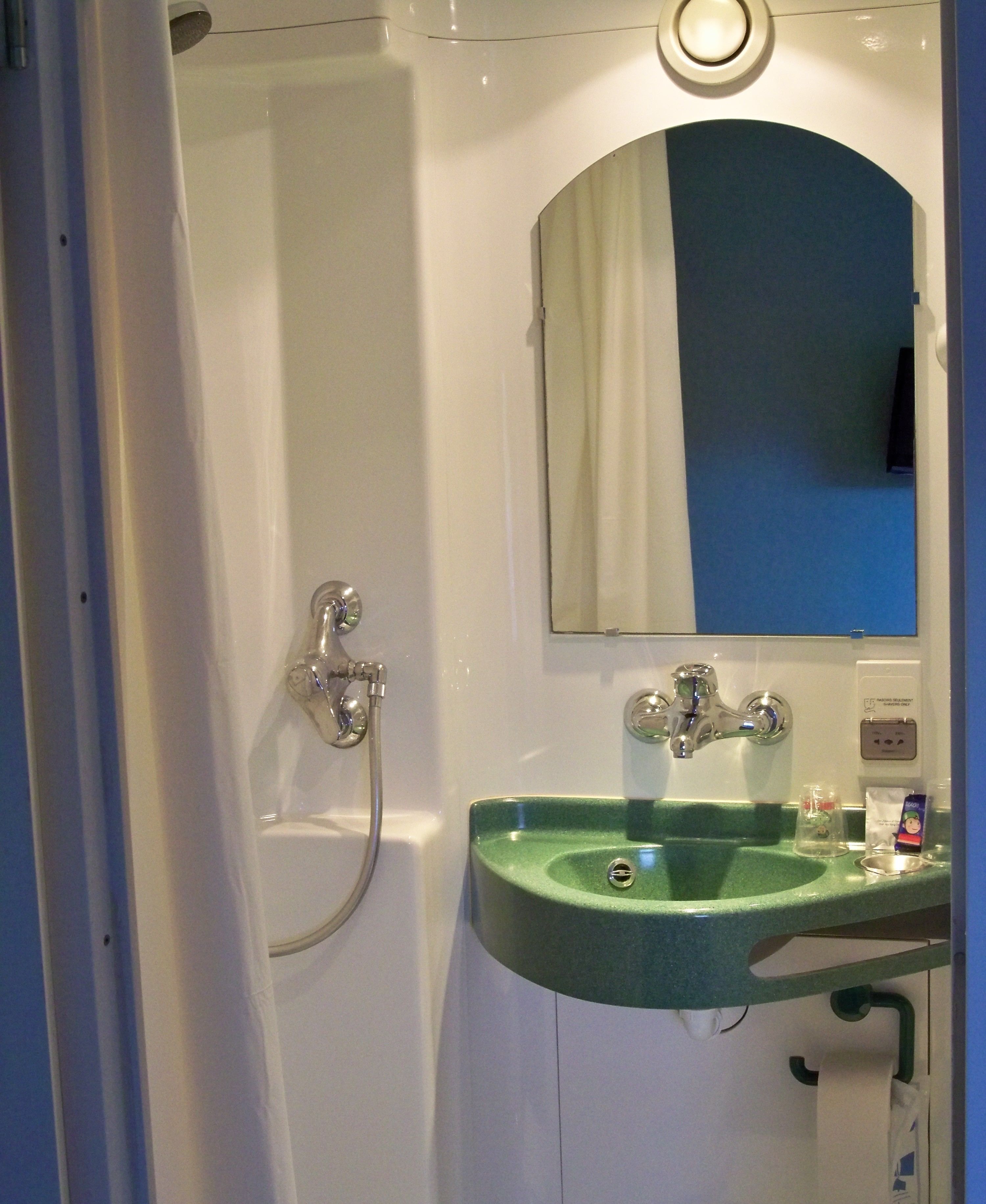 Douche, articles de toilette gratuits, sèche-cheveux