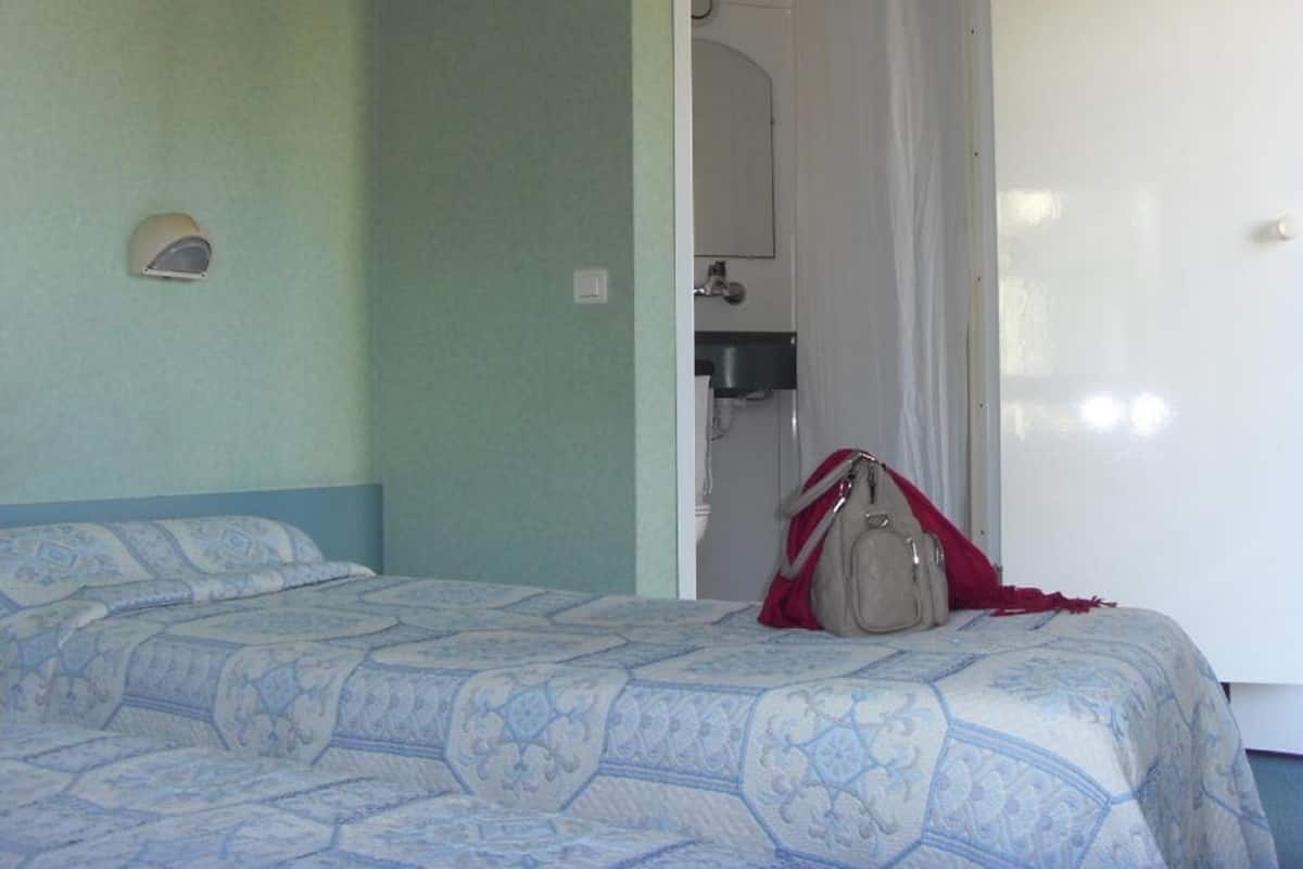 Twin kamer | Een bureau, gratis wifi, beddengoed