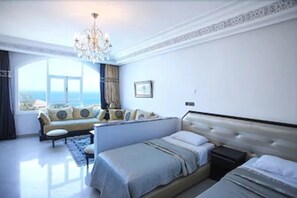 Klassieke kamer, 1 slaapkamer, uitzicht op het strand, aan zee | Luxe beddengoed, een bureau, een strijkplank/strijkijzer