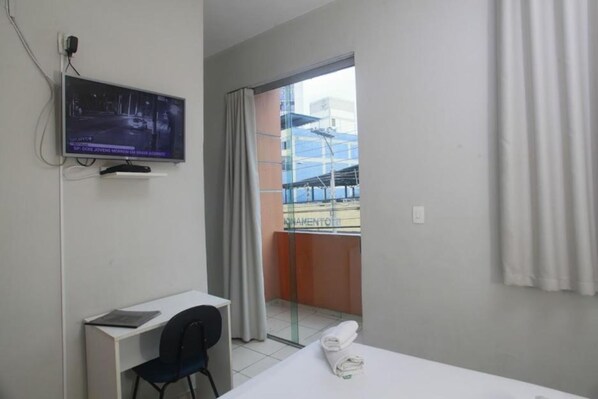 Minibar, desk, free WiFi, bed sheets - Campos Gerais Hotel (Belo Horizonte)