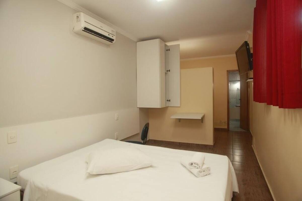 Minibar, escritorio, wifi gratis y ropa de cama