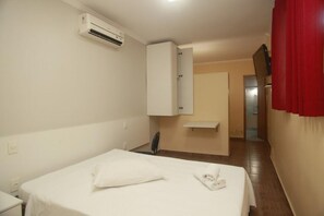 Minibar, bureau, Wi-Fi gratuit, draps fournis