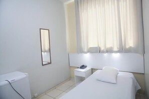 Minibar, desk, free WiFi, bed sheets - Campos Gerais Hotel (Belo Horizonte)