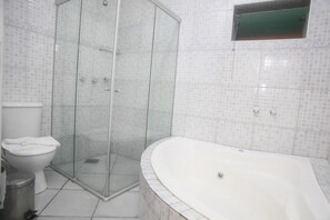 Superior Twin Room | Bathroom | Shower, towels, toilet paper - Campos Gerais Hotel (Belo Horizonte)