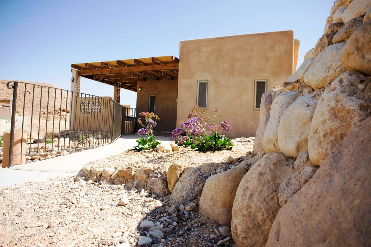 Un bâtiment doté d’un toit plat et d’un patio couvert.