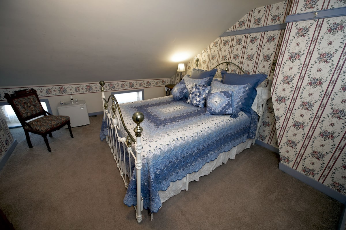 Premium bedding, iron/ironing board (on request), free WiFi