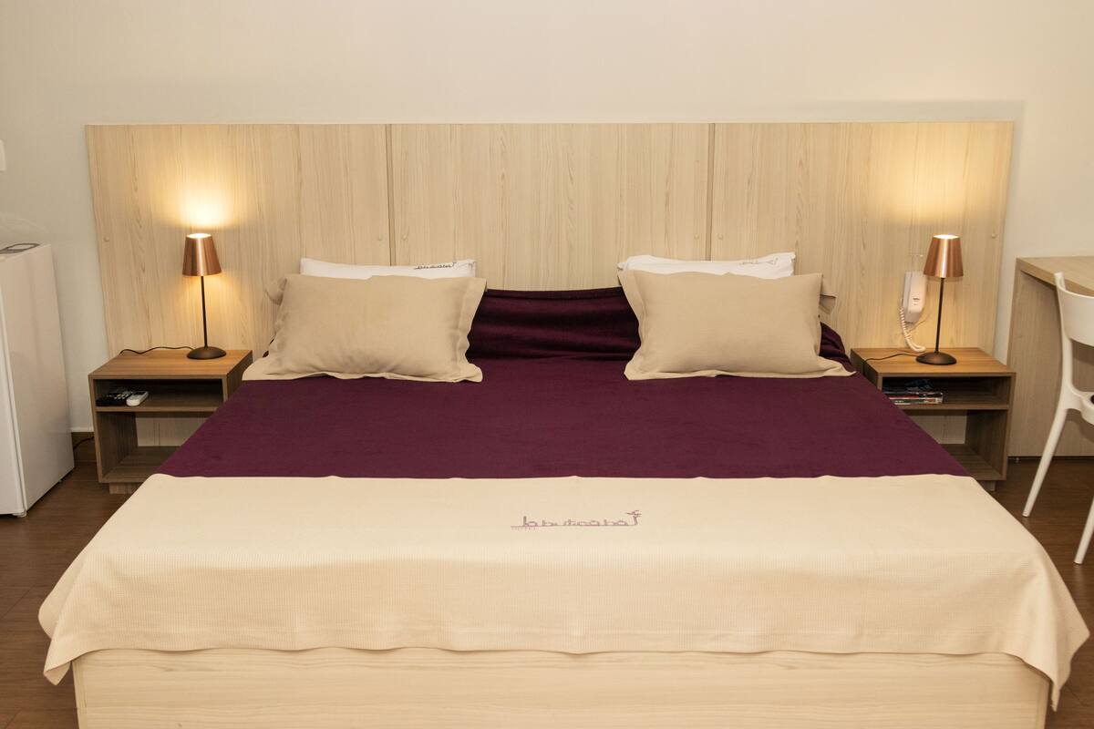 Phòng Suite Deluxe, bồn tắm | Minibar, bàn, truy cập Internet không dây miễn phí, bộ trải giường 