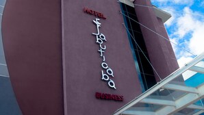 A building with a sign that reads "HOTEL Jotiba BUSINESS".