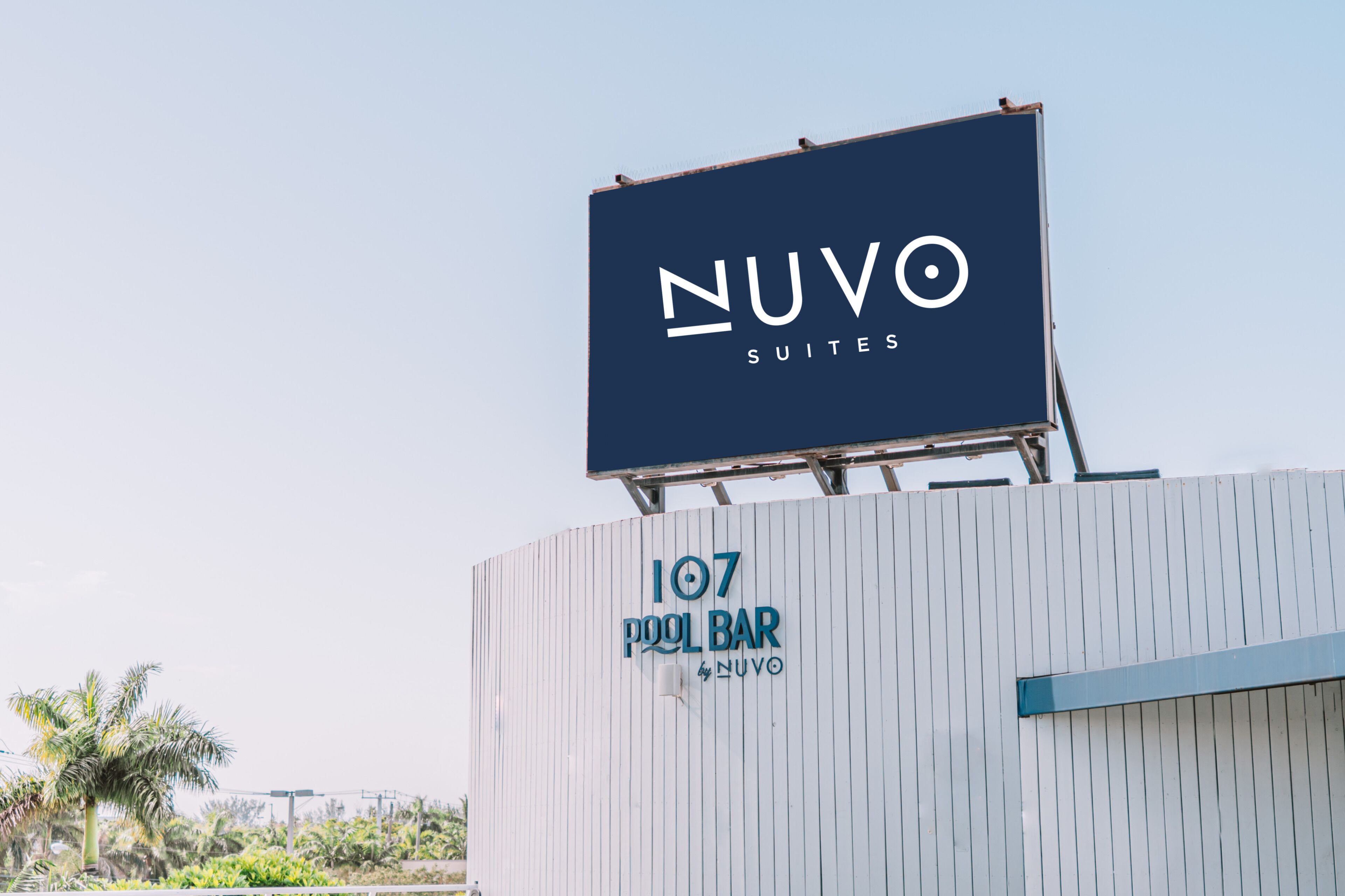 Un edificio con un letrero que dice 'NUVO SUITES' y '107 POOL BAR'.