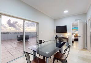 Suíte família, terraço | Área de estar | TV LED 42 polegadas com canais digitais, TV