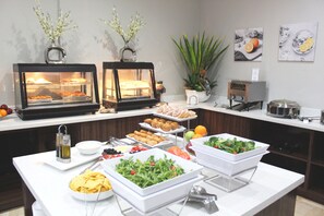 Tägliches kontinentales Frühstück (16.35 USD pro Person)