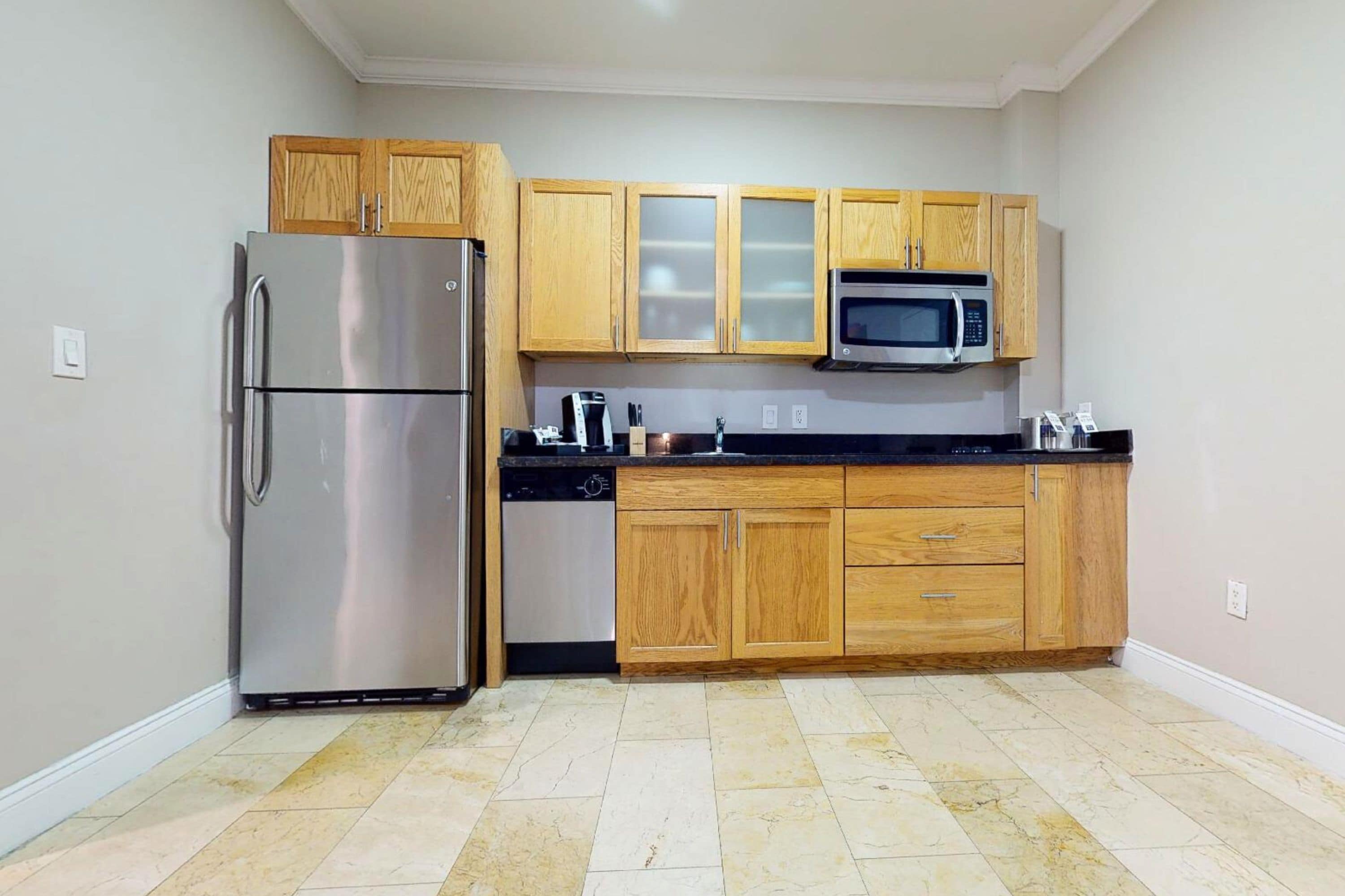 deluxe suite, 1 bedroom, kitchen | private kitchen | microwave, coffee/tea maker