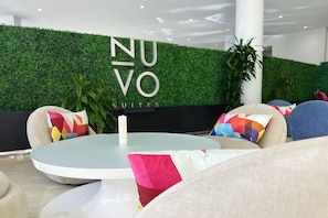 Lobby sitting area - Nuvo Suites Hotel (Miami)