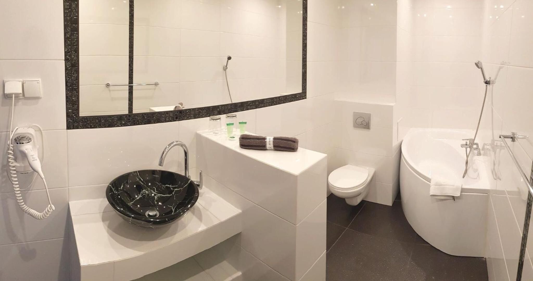 Shower, free toiletries, towels