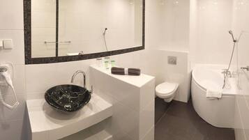 Shower, free toiletries, towels