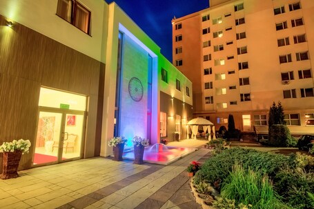 Exterior. Confero