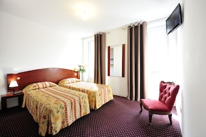 Desk, soundproofing, free cribs/infant beds, free WiFi