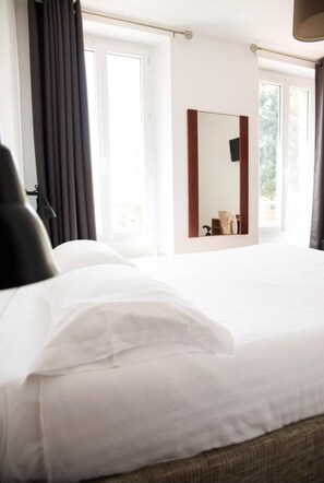 Desk, soundproofing, cribs (free), WiFi (free) - Le Victor Hugo (Montrouge)