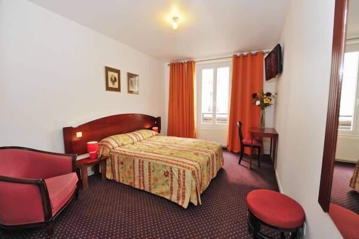 Een bureau, geluiddichte muren, gratis babybedden, gratis wifi