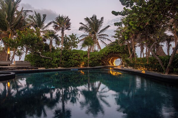 Een binnenzwembad, een buitenzwembad en gratis zwembadcabana's