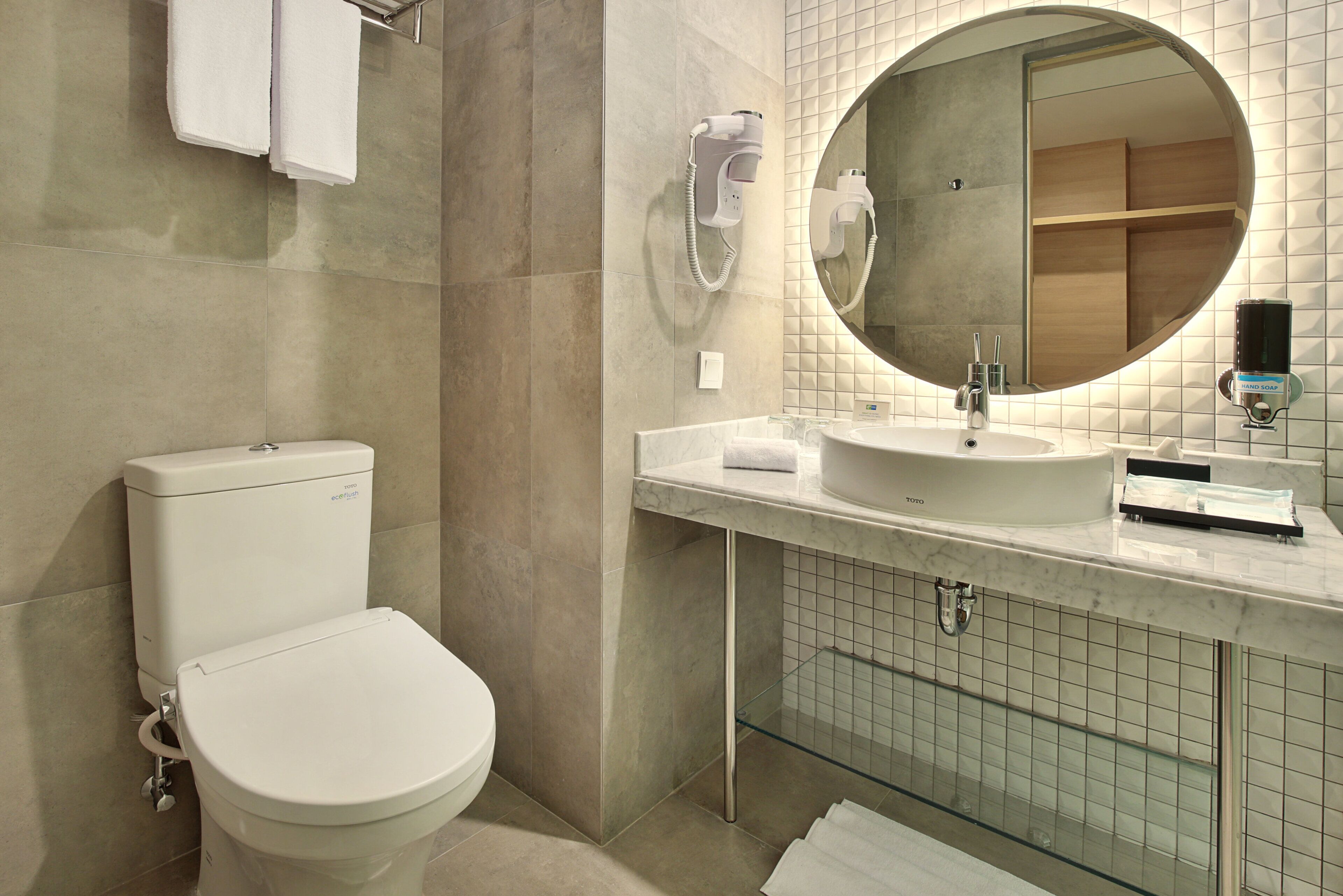 Dusche, Hydromassagedusche, kostenlose Toilettenartikel, Haartrockner