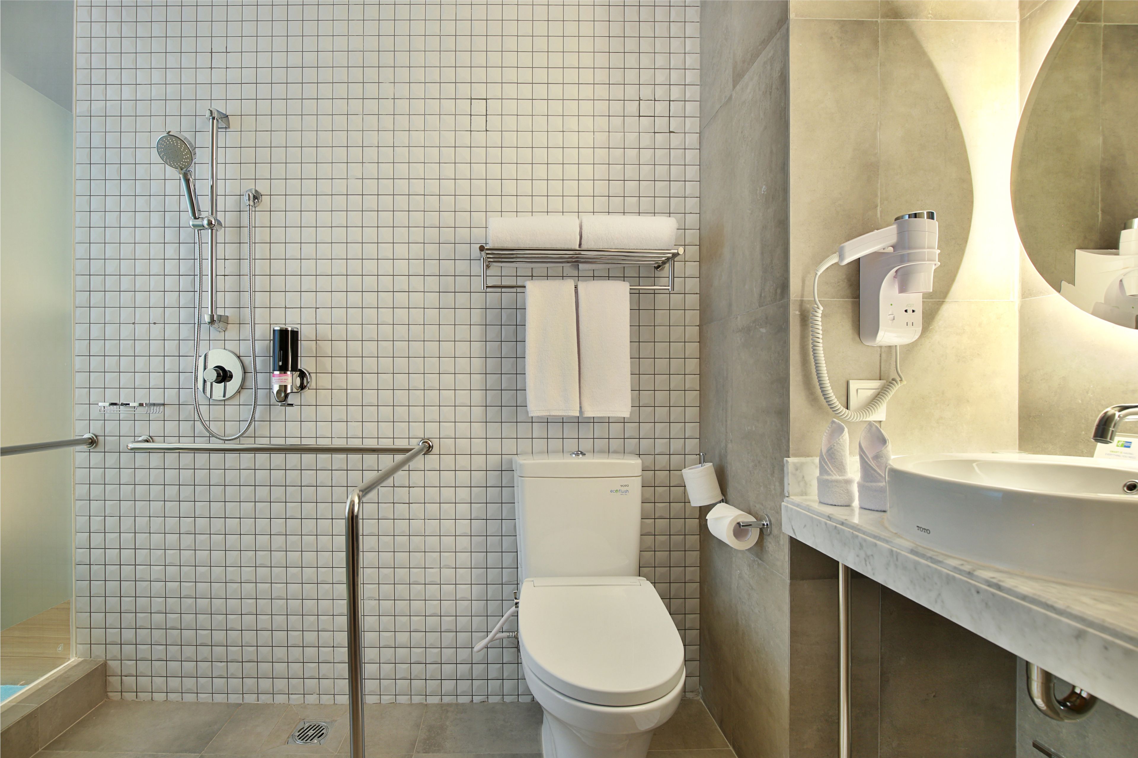 shower, hydromassage showerhead, free toiletries, hair dryer