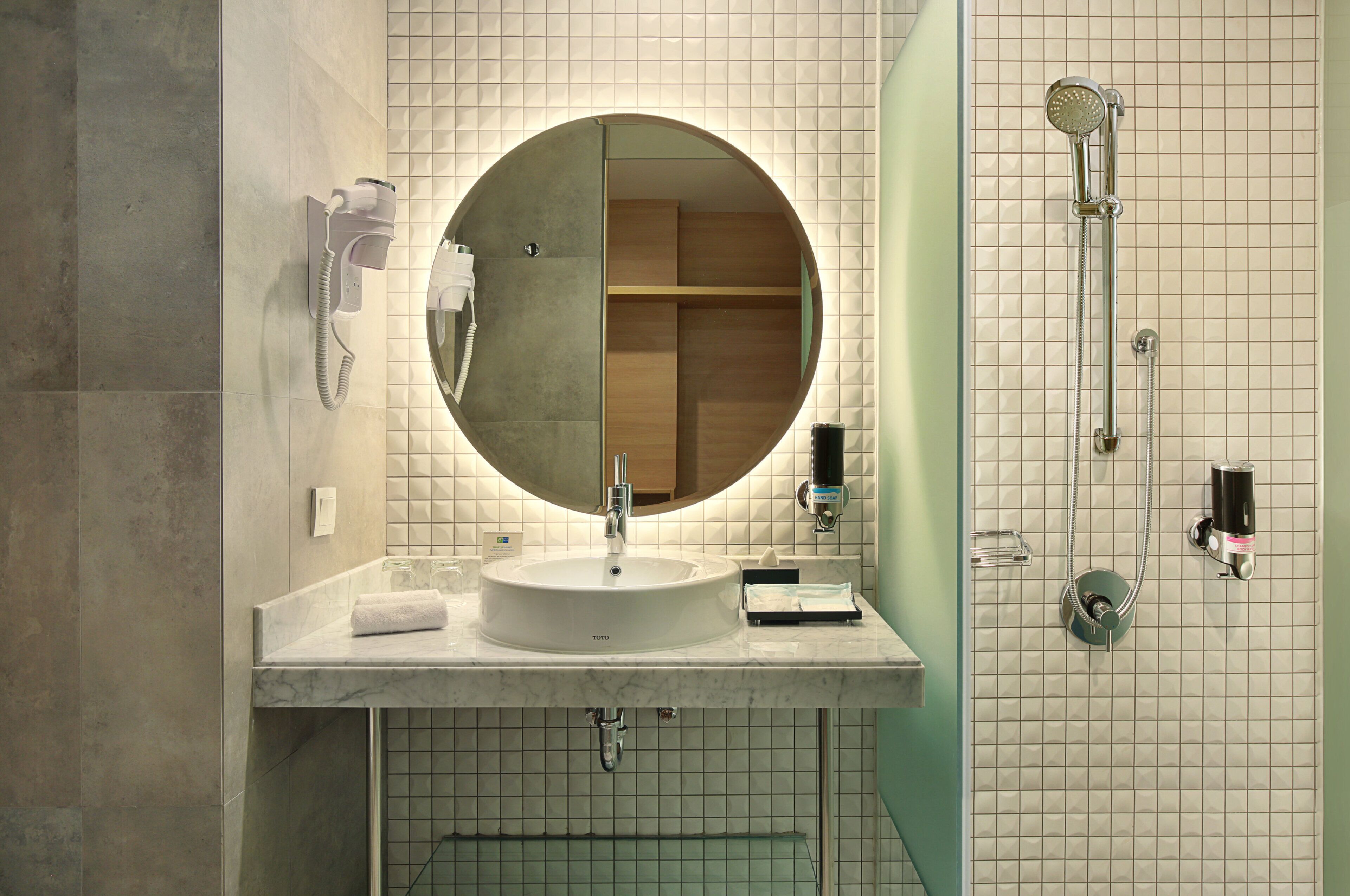 Shower, hydromassage showerhead, free toiletries, hair dryer