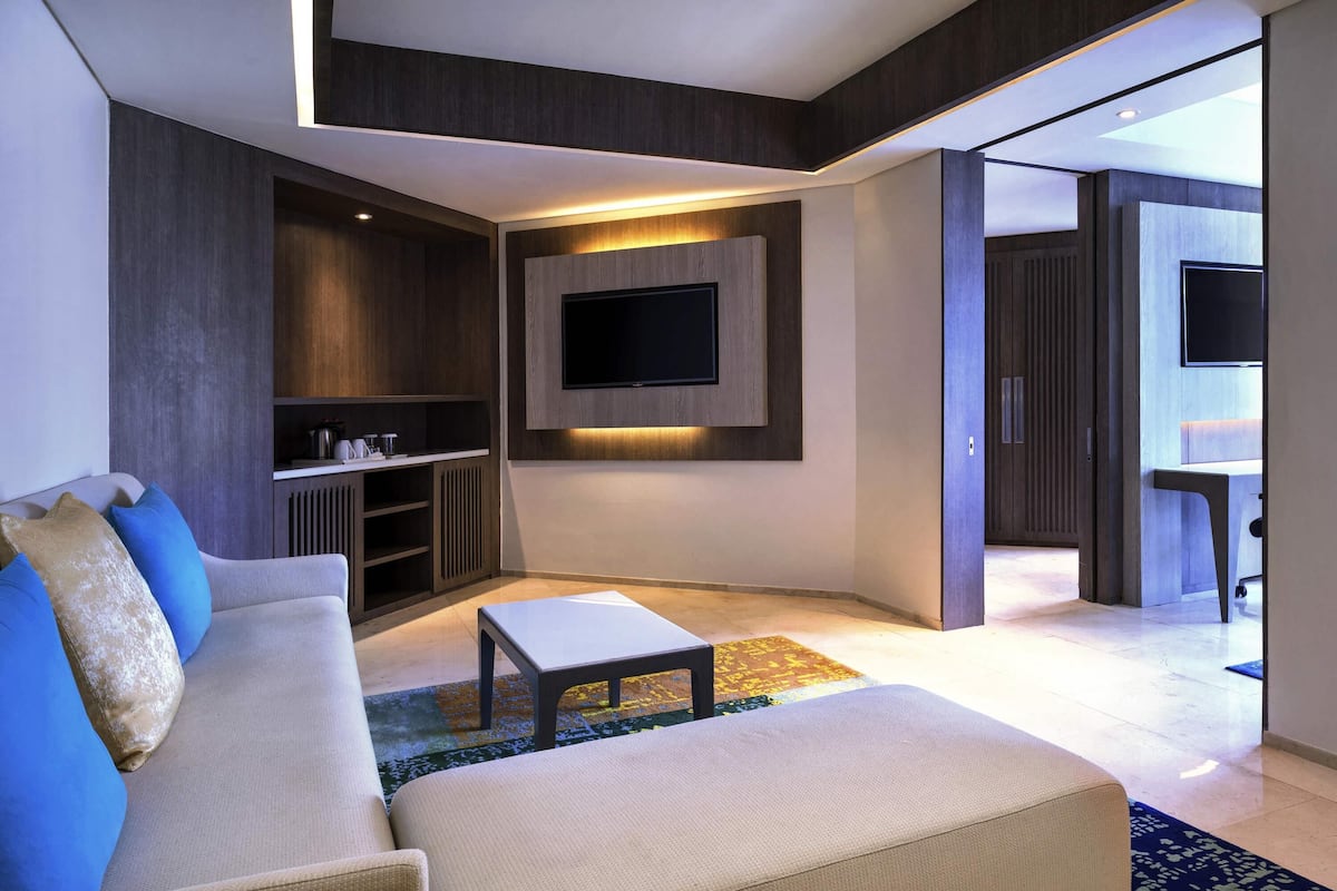 Business Suite, 1 King Bed | Minibar, in-room safe, desk, laptop workspace