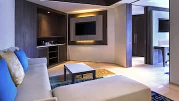 Business Suite, 1 King Bed | Minibar, in-room safe, desk, laptop workspace