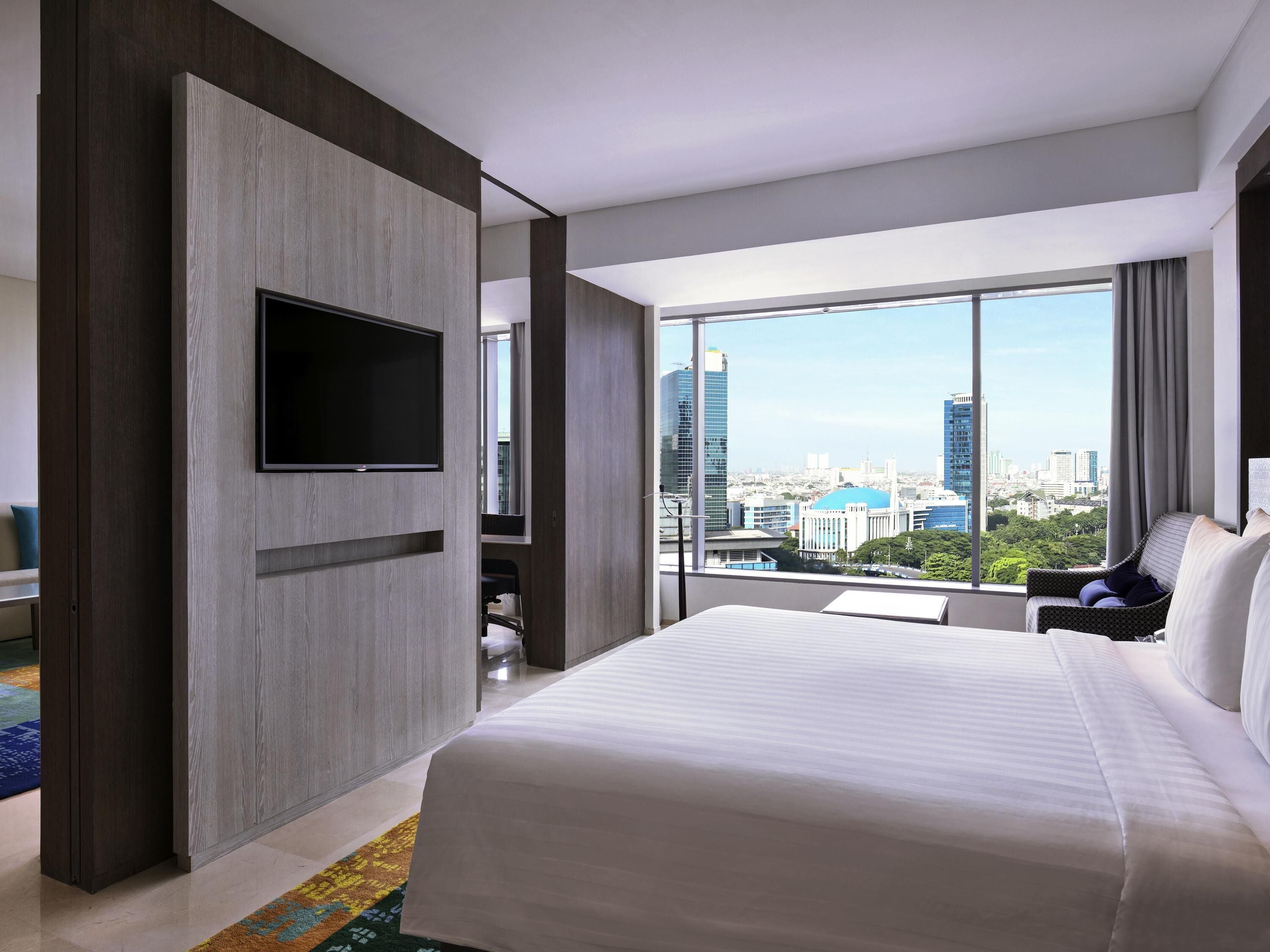 Executive Suite, 1 King Bed | Minibar, in-room safe, desk, laptop workspace