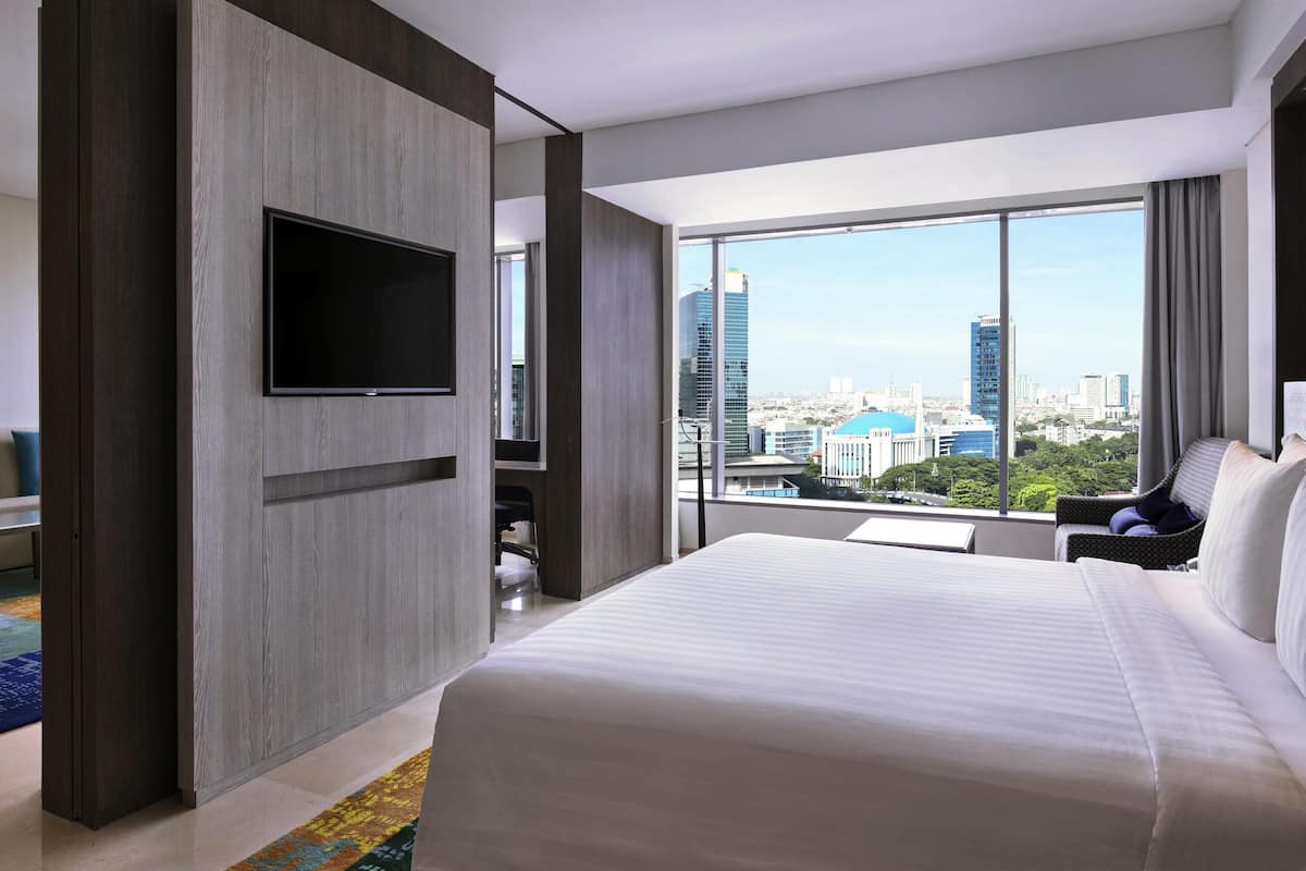 Executive Suite, 1 King Bed | Minibar, in-room safe, desk, laptop workspace