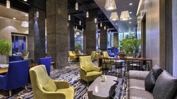 Salón en el vestíbulo con vistas al jardín (abre todos los días)