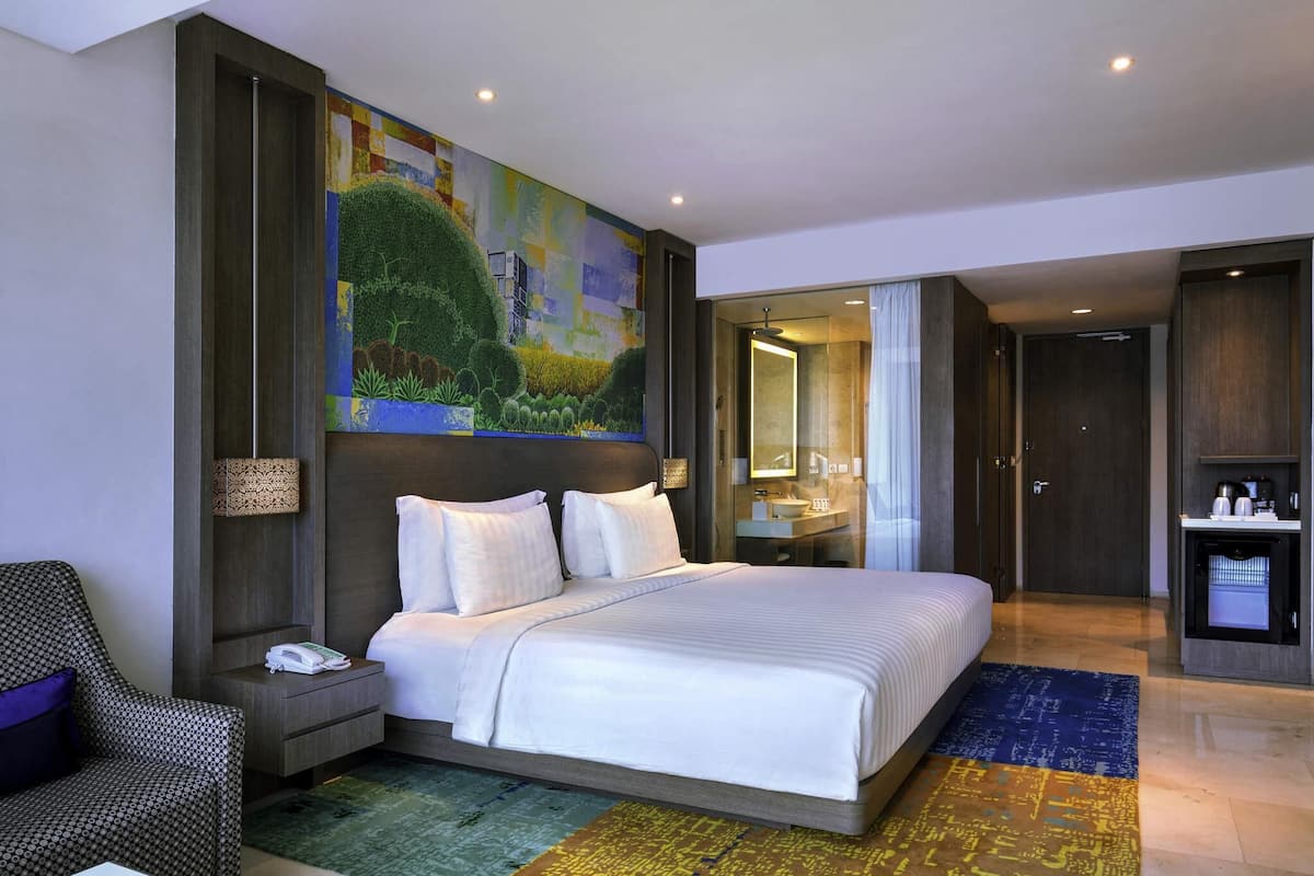 Deluxe Room, 1 King Bed | Minibar, in-room safe, desk, laptop workspace