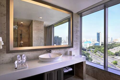 Minibar, coffres-forts dans les chambres, bureau