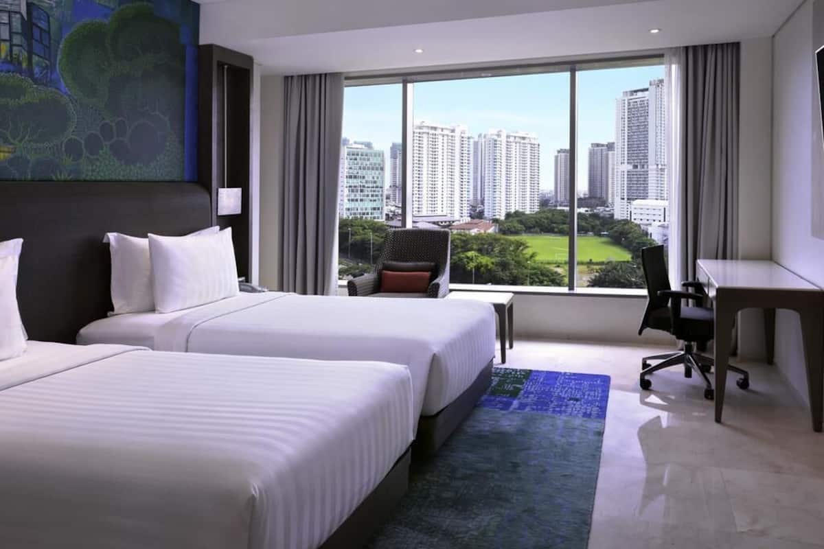 Deluxe Room, 2 Twin Beds | Minibar, in-room safe, desk, laptop workspace