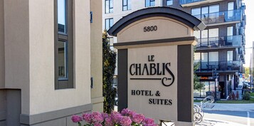 A „Le Chablis Hotel & Suites” nevű szálloda táblája, amelyen felül az „5800” szám szerepel.