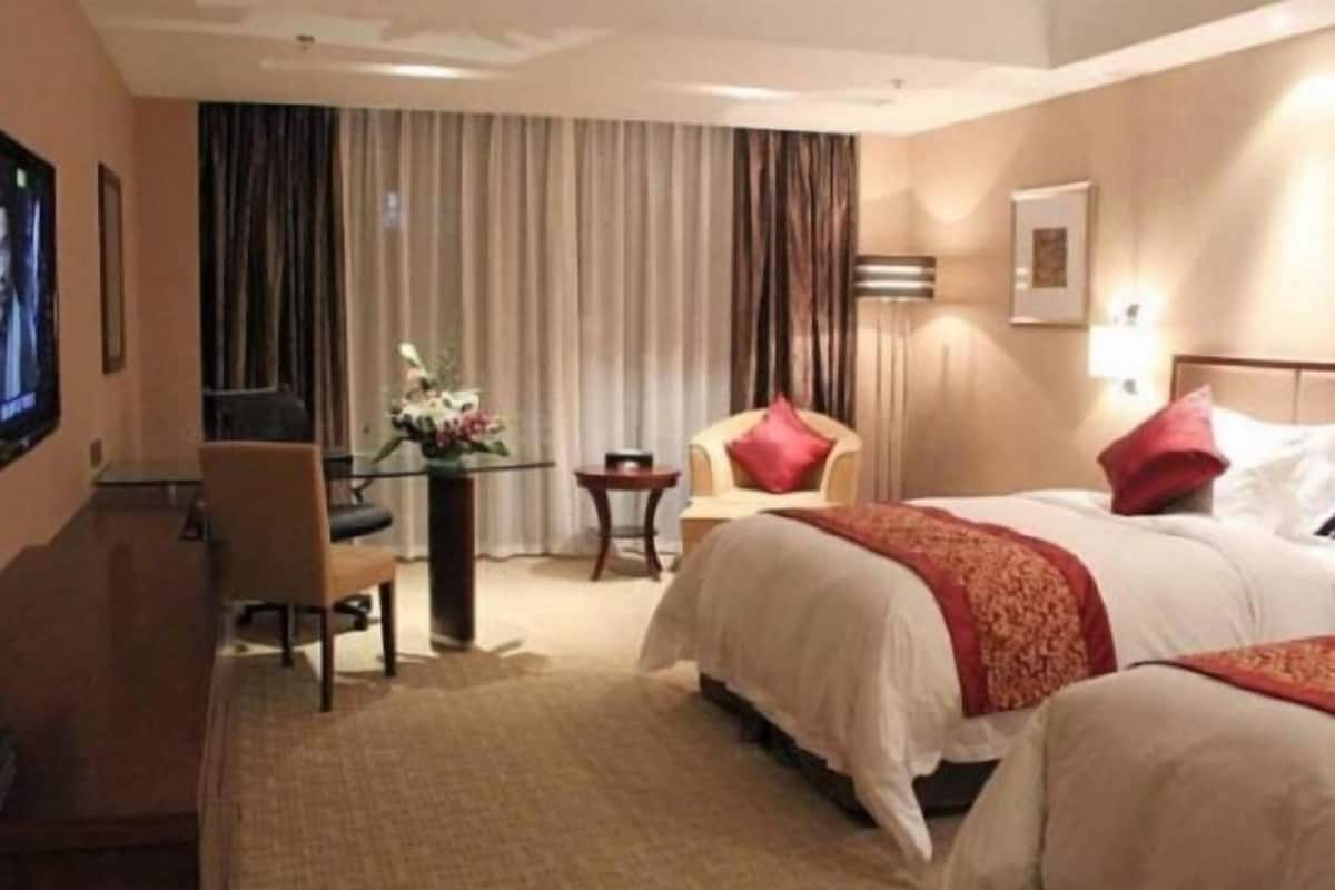 Tempat tidur bayi, internet, dan jam alarm