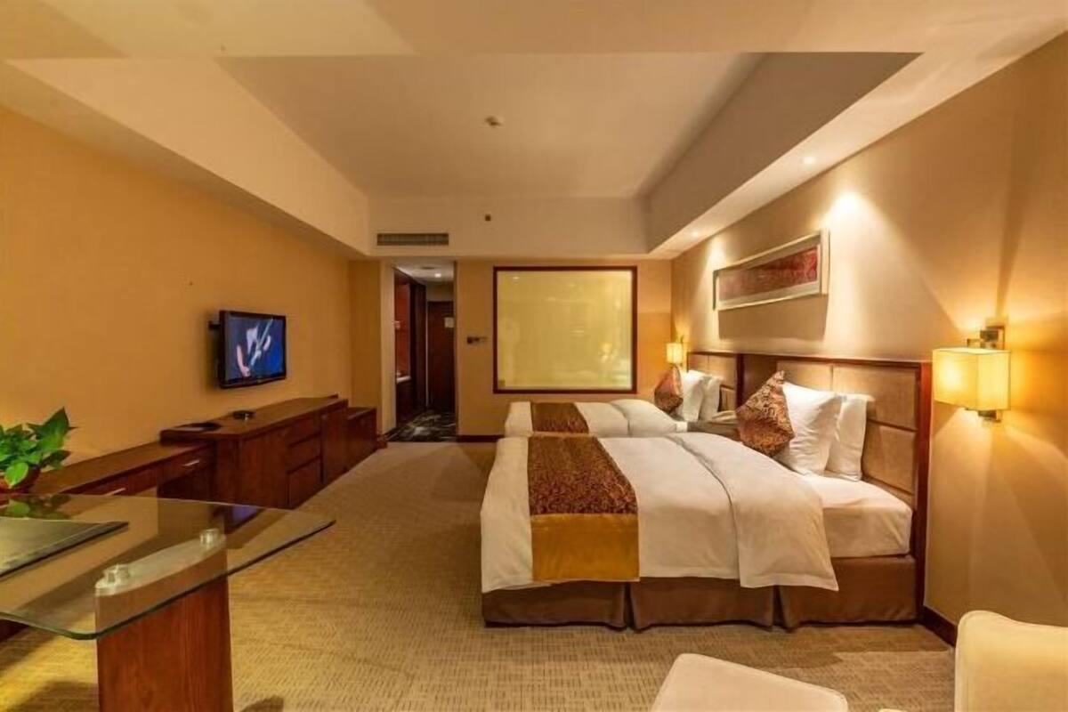 Tempat tidur bayi, internet, dan jam alarm