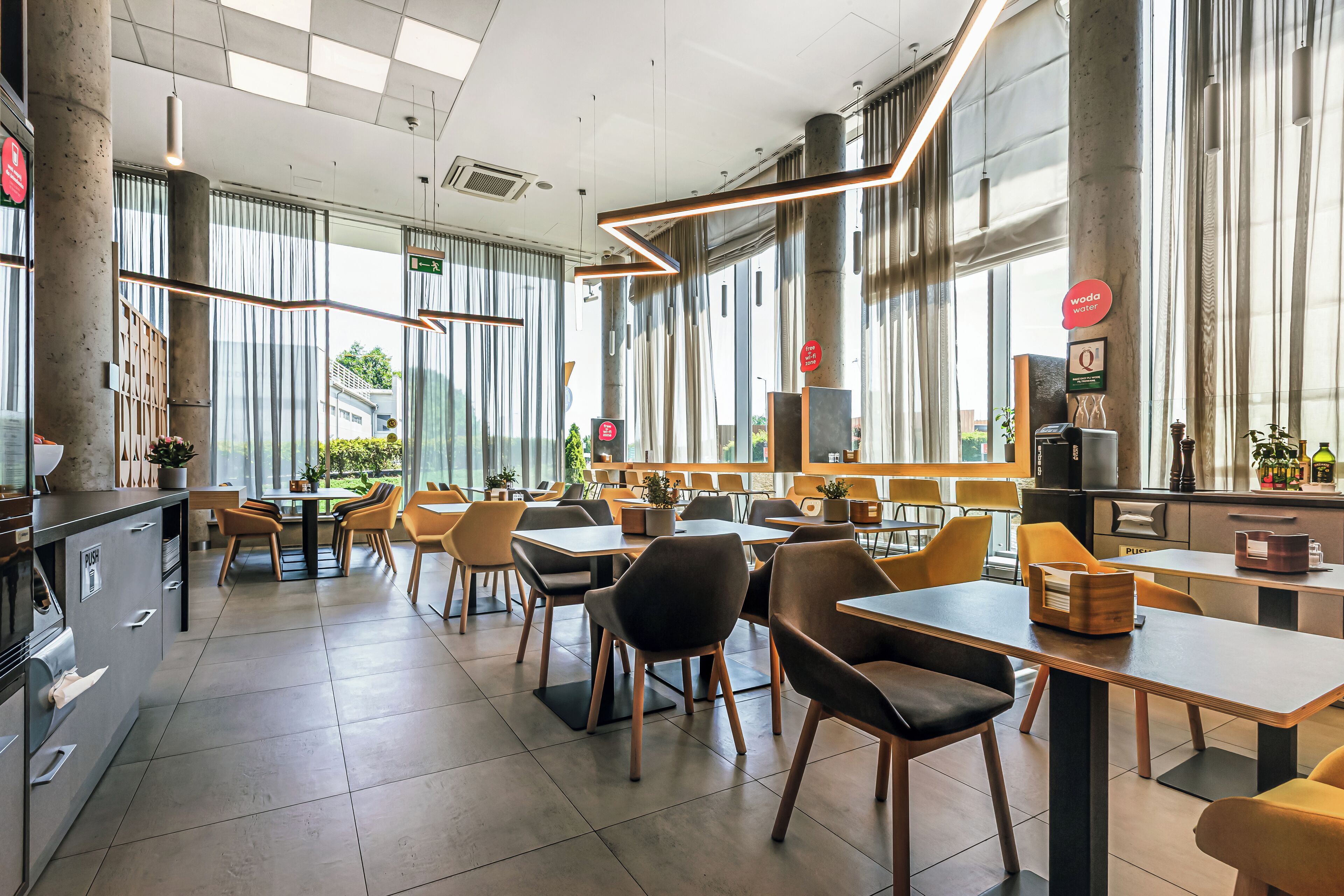 breakfast, lunch, dinner served; international cuisine