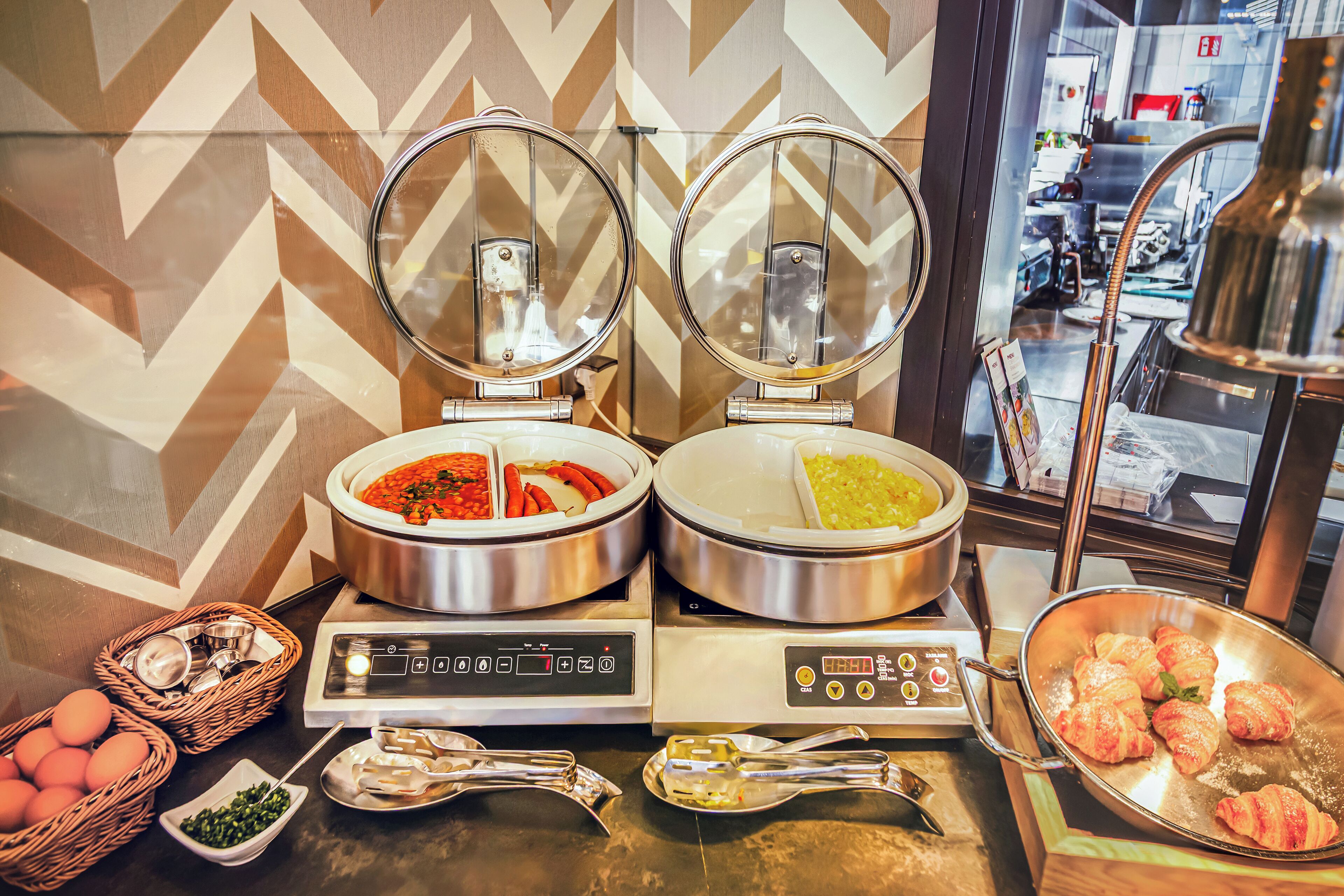 daily buffet breakfast (pln 50.00 per person)