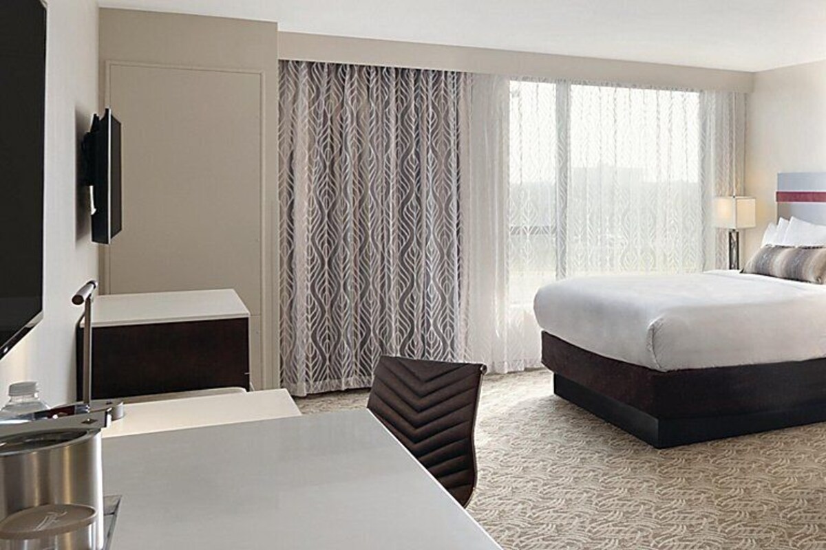 Suite, 1 kingsize bed met slaapbank | Een kluis op de kamer, een bureau, een laptopwerkplek