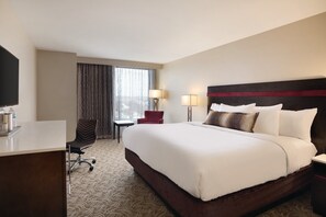In-room safe, desk, laptop workspace, blackout curtains - Holiday Inn Chicago - Schaumburg by IHG (Schaumburg)